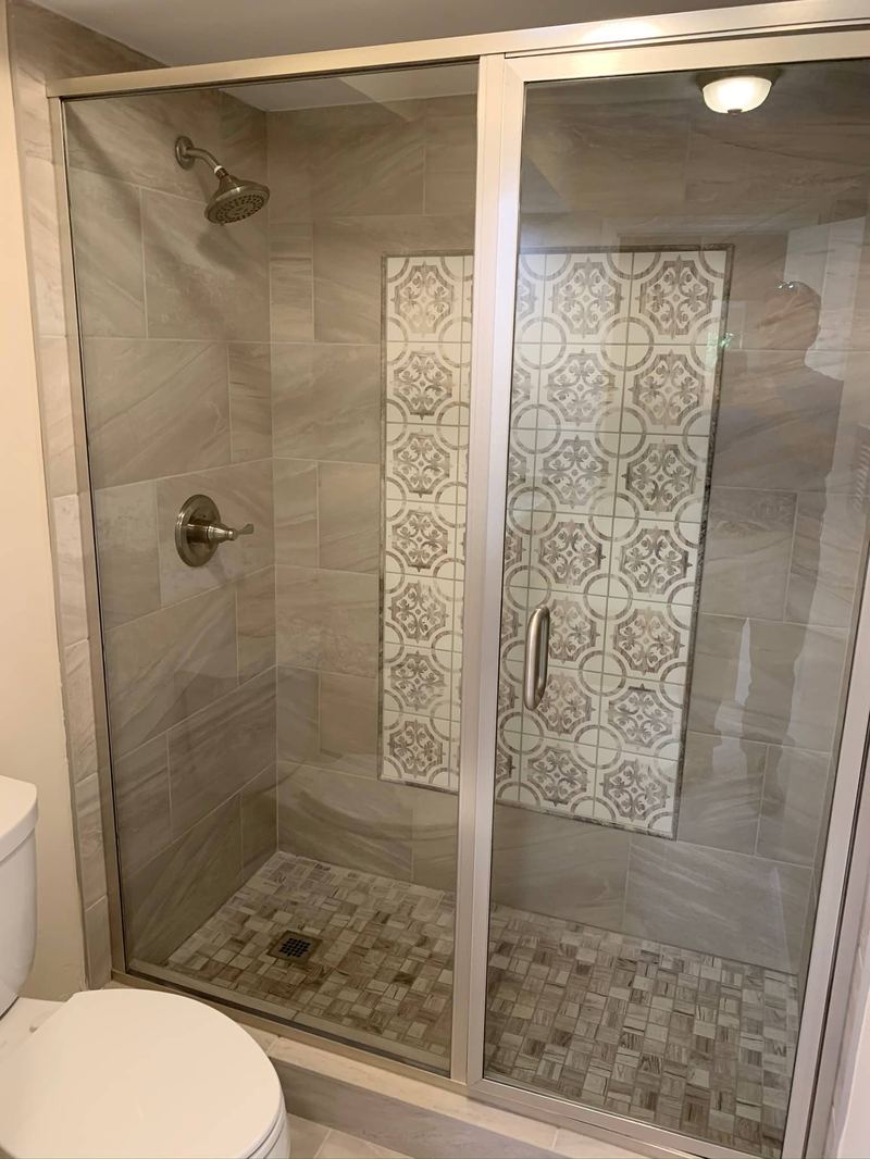Tile shower with accent band