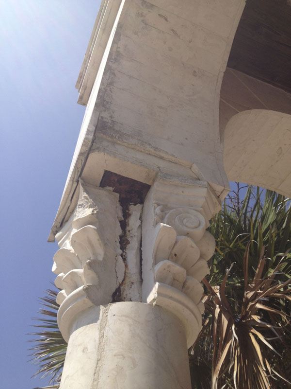Courtyard columns